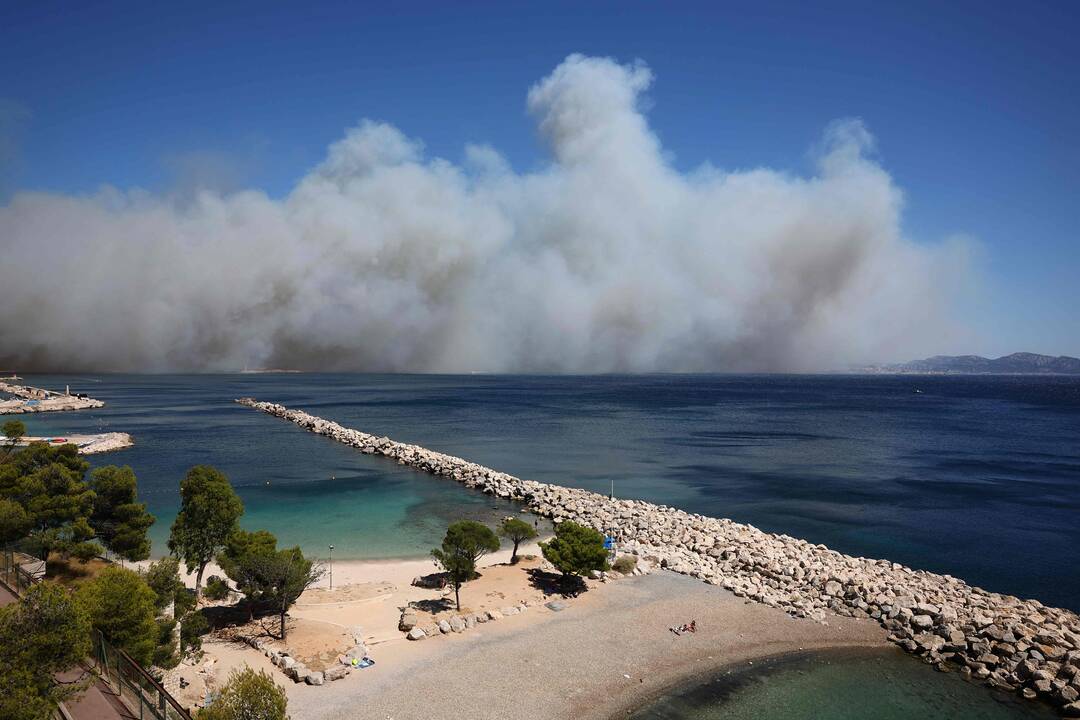 Dėl netoliese siaučiančio miško gaisro Prancūzijoje uždaromas Marselio oro uostas