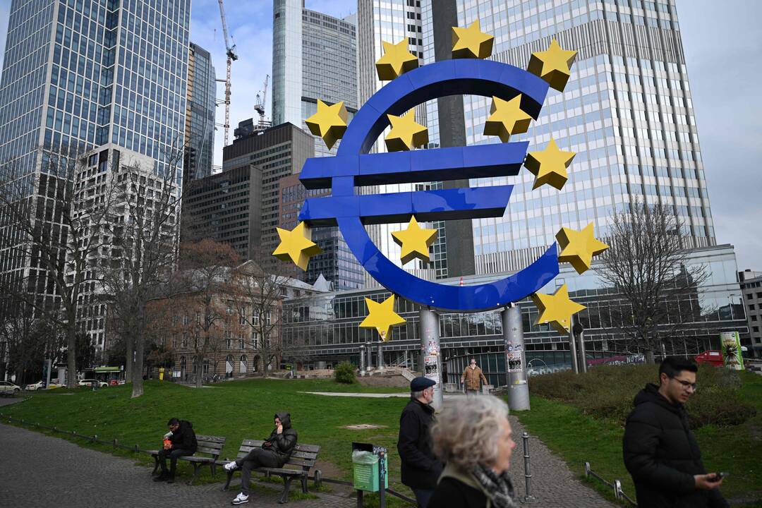 ECB neturėtų skubėti mažinti bazines palūkanas, teigia valdybos narė