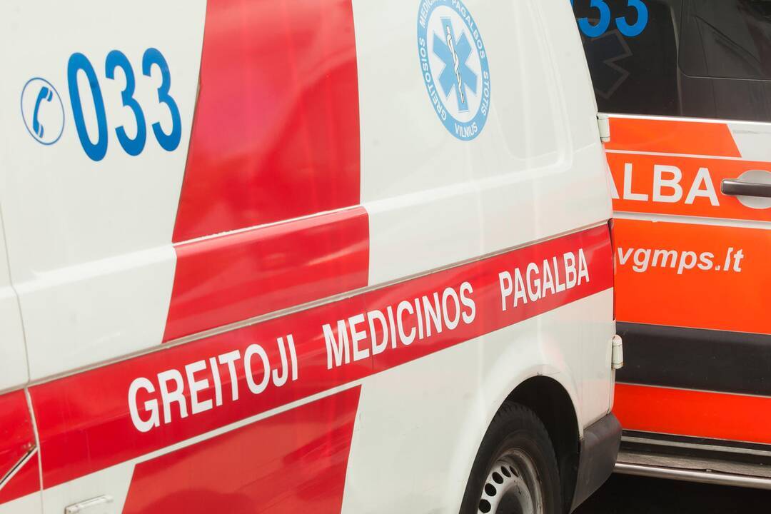 Panevėžio rajone automobilis trenkėsi į medį: sužaloti trys suaugusieji ir du vaikai