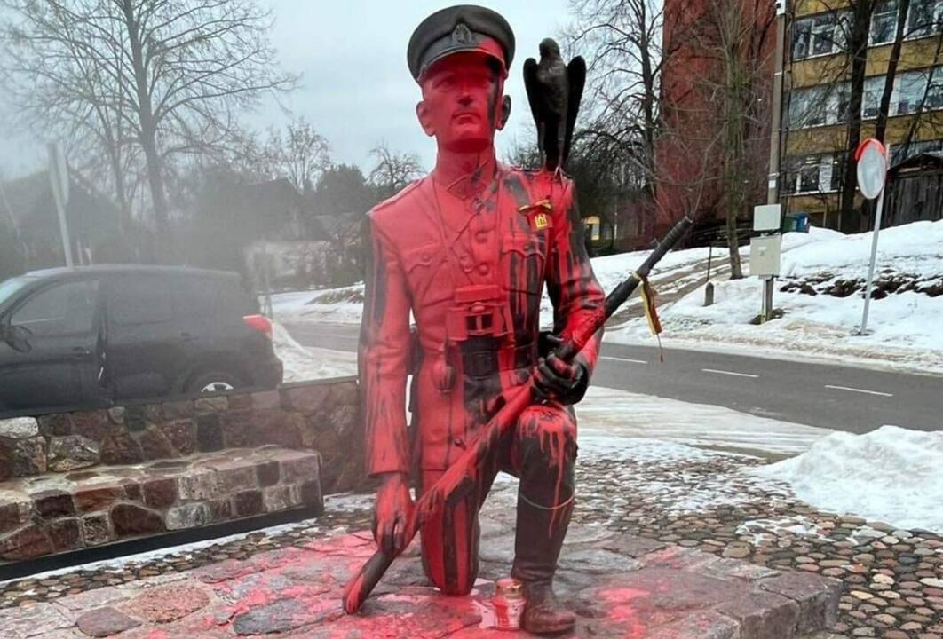 Baigtas ikiteisminis tyrimas dėl Adolfo Ramanausko-Vanago paminklo išniekinimo