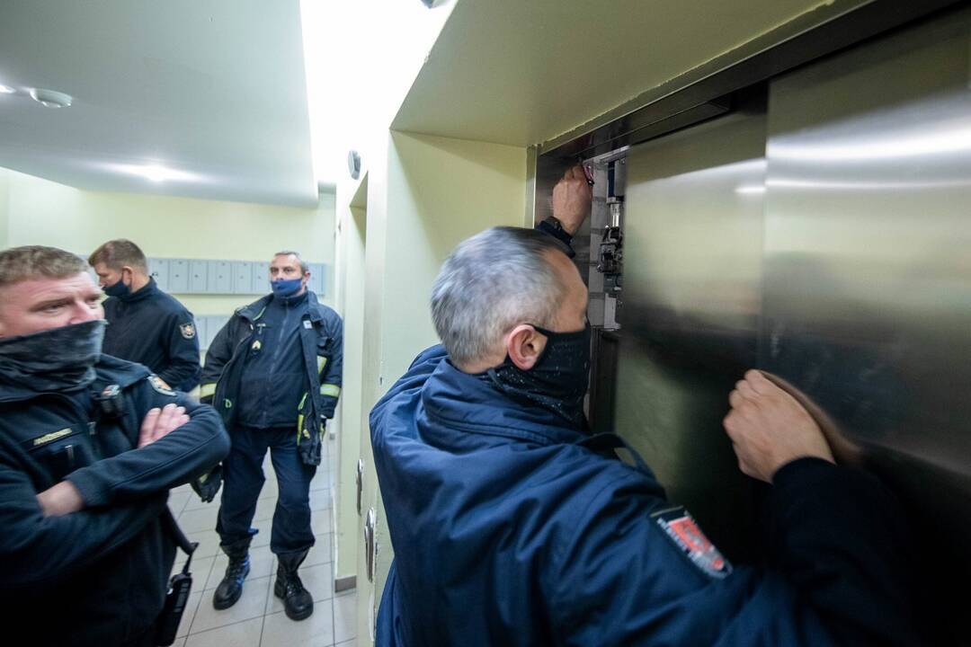 Gelbėjimo operacija Kaune: lifte užstrigo trys suaugę žmonės ir kūdikis