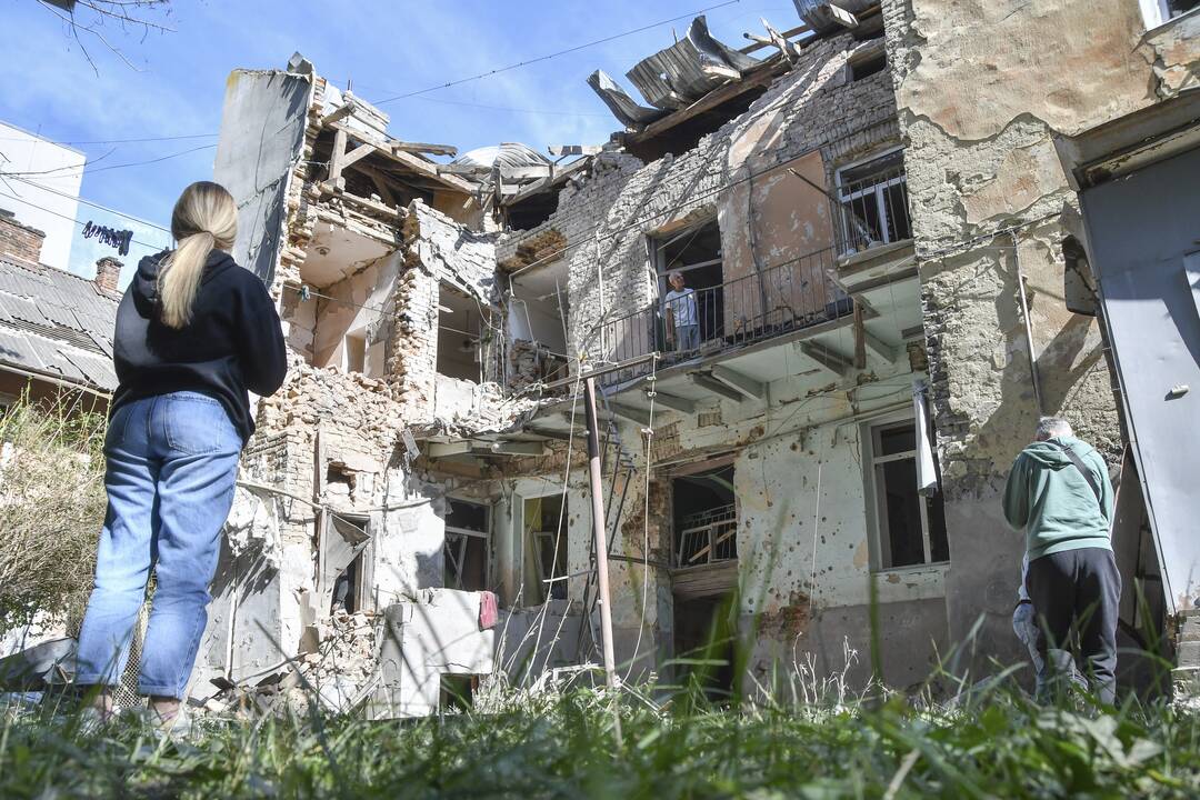 Rusijos dronas smogė svarbiai infrastruktūrai Sumuose, dalis miesto liko be elektros