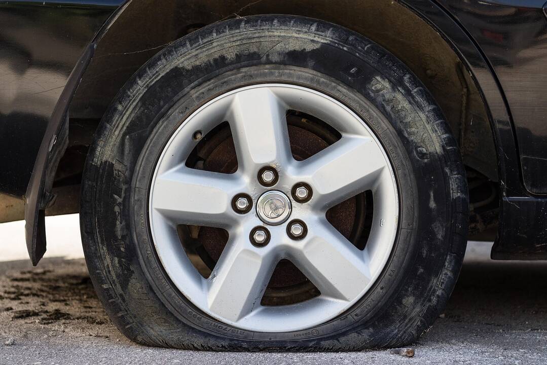 Įtarimų sukėlė nuleistu ratu važiuojantis automobilis: prie vairo – girtas vairuotojas