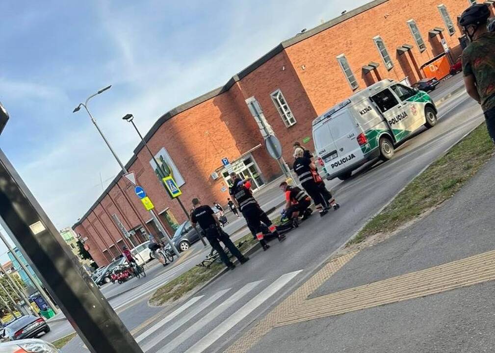 Medikų pagalbos prireikė pėsčiųjų perėjoje nuvirtusiam neblaiviam dviratininkui