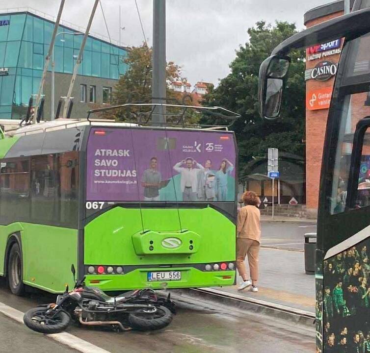 Jonavos gatvėje susidūrė troleibusas ir motoroleris