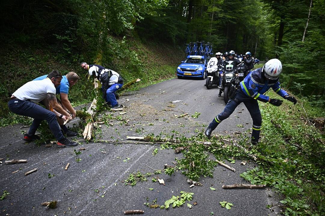 Ralis virto tragedija: nuo kelio nulėkęs automobilis pražudė tris žiūrovus