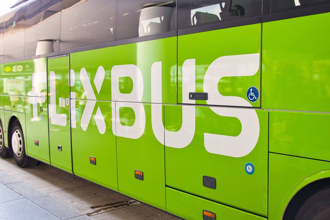 Prie Leipalingio kelią užtvėrė griovyje įstrigęs autobusas