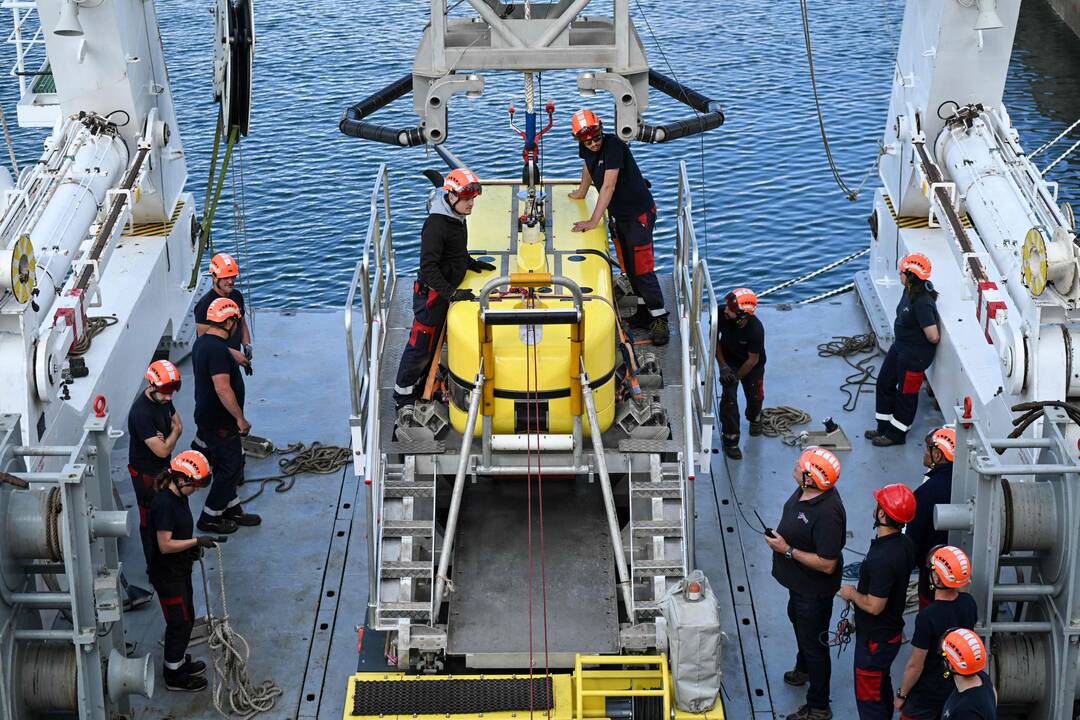 Pasirengimas: Bresto uoste, vakarų Prancūzijoje, prieš išplaukiant moksliniam laivui „L’Atalante“, technikai atlieka povandeninio roboto „UlyX“ bandomąjį paleidimą.