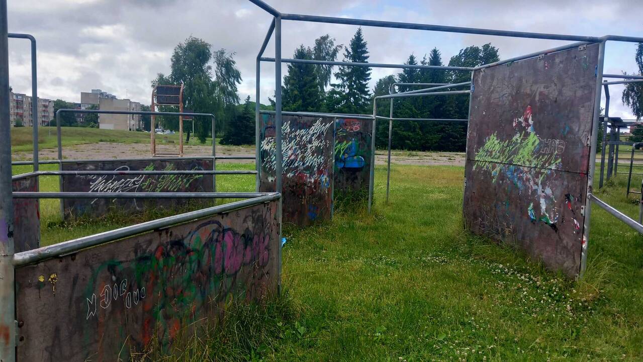 Apmaudas: Smiltelės gatvėje esanti grafičiais išpiešta ir apleista aikštelė daugeliui kelia susierzinimą.
