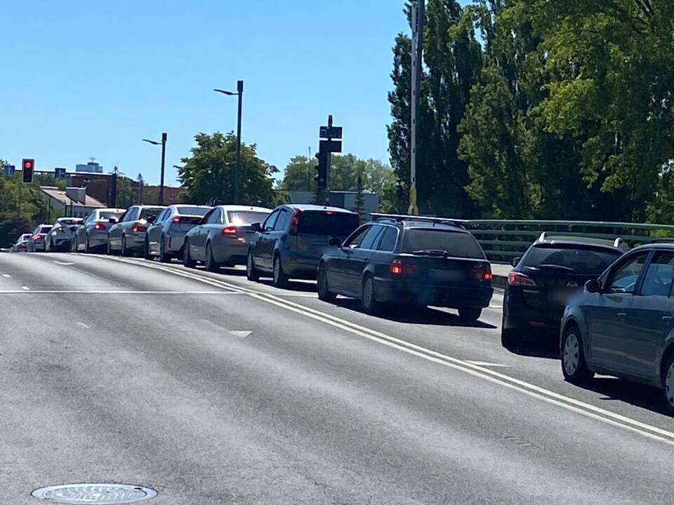 Spūstys: vakar vidurdienį ant Pilies tilto nuo Naujosios Uosto gatvės pusės jau driekėsi automobilių eilės. Viliamasi, kad Pilies gatvės remontas ilgai neužtruks.