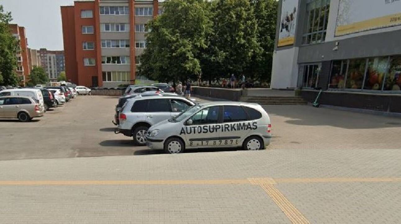 Susirado: Žvejybos uoste mašinų stovėjimo aikštelėje šalia prekybos centro stovinčiame nenaudojamame automobilyje atsirado įnamis.