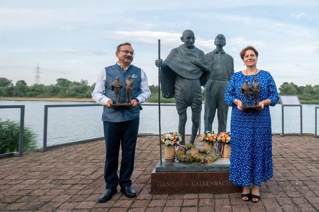 Šventė: prie paminklo Rusnėje Indijos ambasadorius D. Uttam ir Lietuvos ambasadorė Indijoje D. Mickevičienė pagerbė dviejų iškilių asmenybių atminimą.