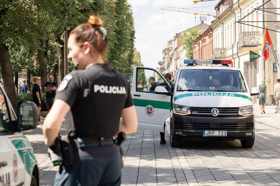 Nauja Laisvės alėjos mįslė: nuo ko gelbėta mergina, kurią buvo galima pasiekti tik autokopėčiomis?