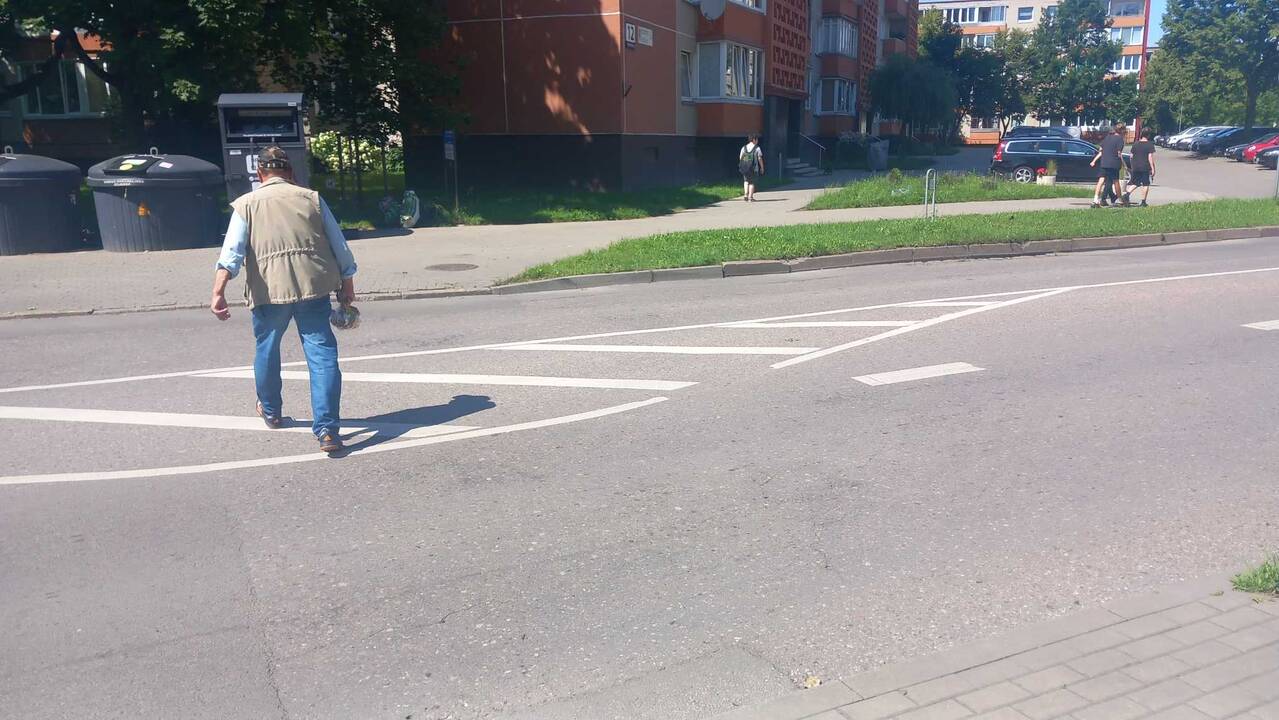 Nesaugu: nors vos už kelių žingsnių yra net dvi pėsčiųjų perėjos – žmonės vis tiek renkasi bėgti per gatvę neleistinose vietose.