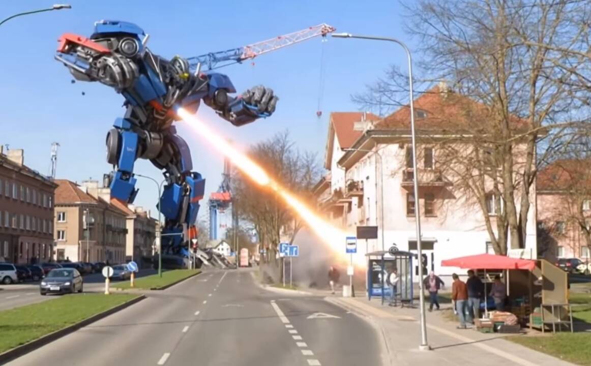 Unikalu: Naikupės gatvėje to dar nebuvo – žmones esą gąsdino pavojingi robotai.