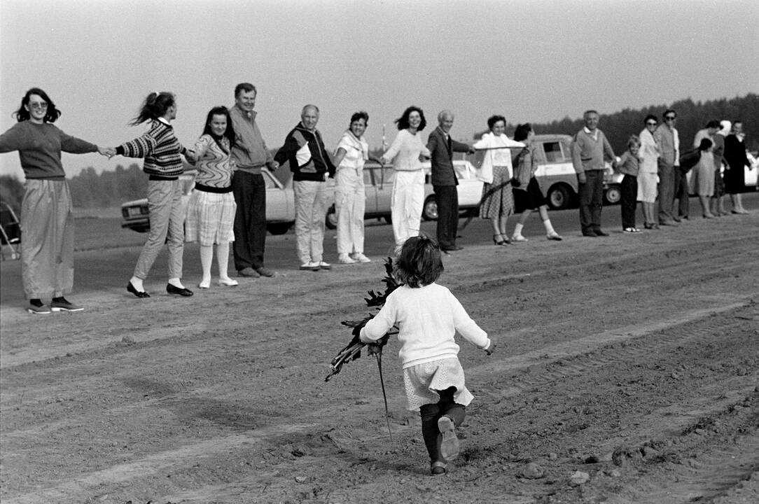 Pavyzdys: Baltijos kelyje į 650 km grandinę 1989 m. rankomis susikibo lietuviai, latviai ir estai. Panašios manifestacijos surengtos anuometėje Vokietijos Demokratinėje Respublikoje, Ispanijoje, Taivane.