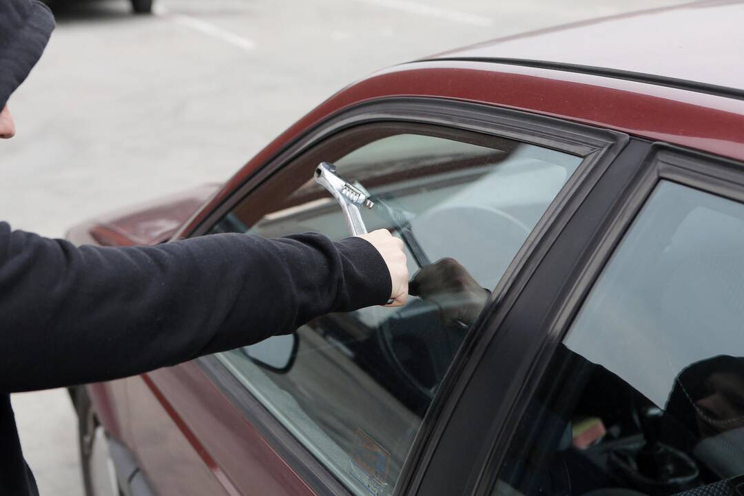 Paryčiais Palangoje vyras niokojo svetimus automobilius