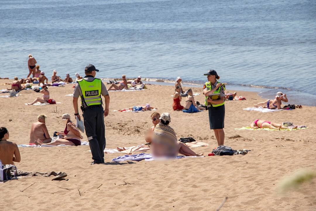 Protestai: iš paplūdimio arčiau molo gujamos moterys nebijodavo nė policininkų.