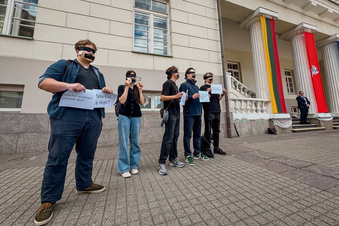 Prie Prezidentūros – netikėtas protestas
