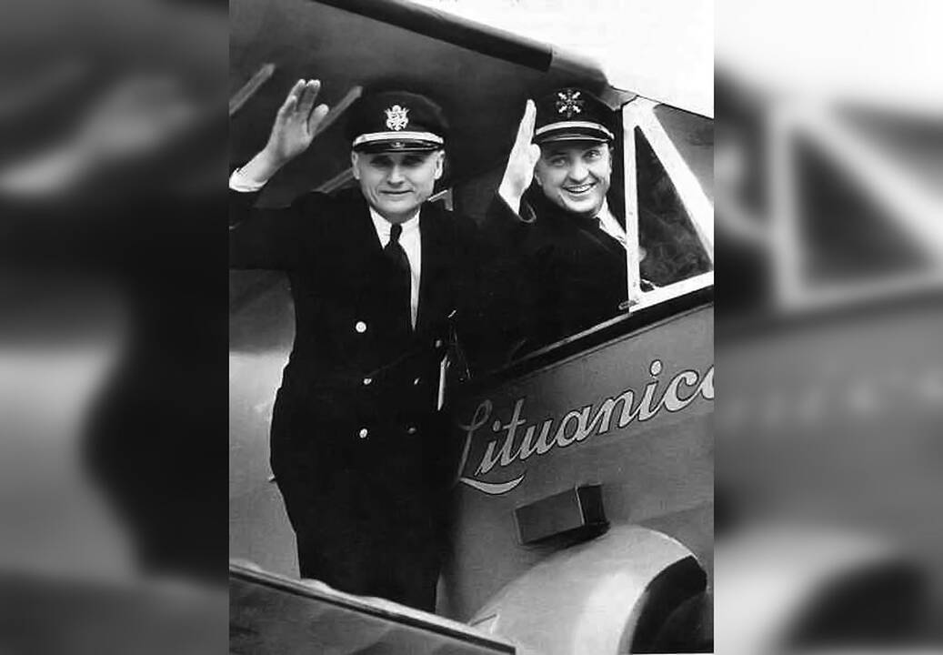 1933 — perskridę Atlantą, bet nepasiekę Lietuvos, žuvo lietuviai lakūnai Steponas Darius-Jucevičius ir Stasys Girėnas-Girskis.