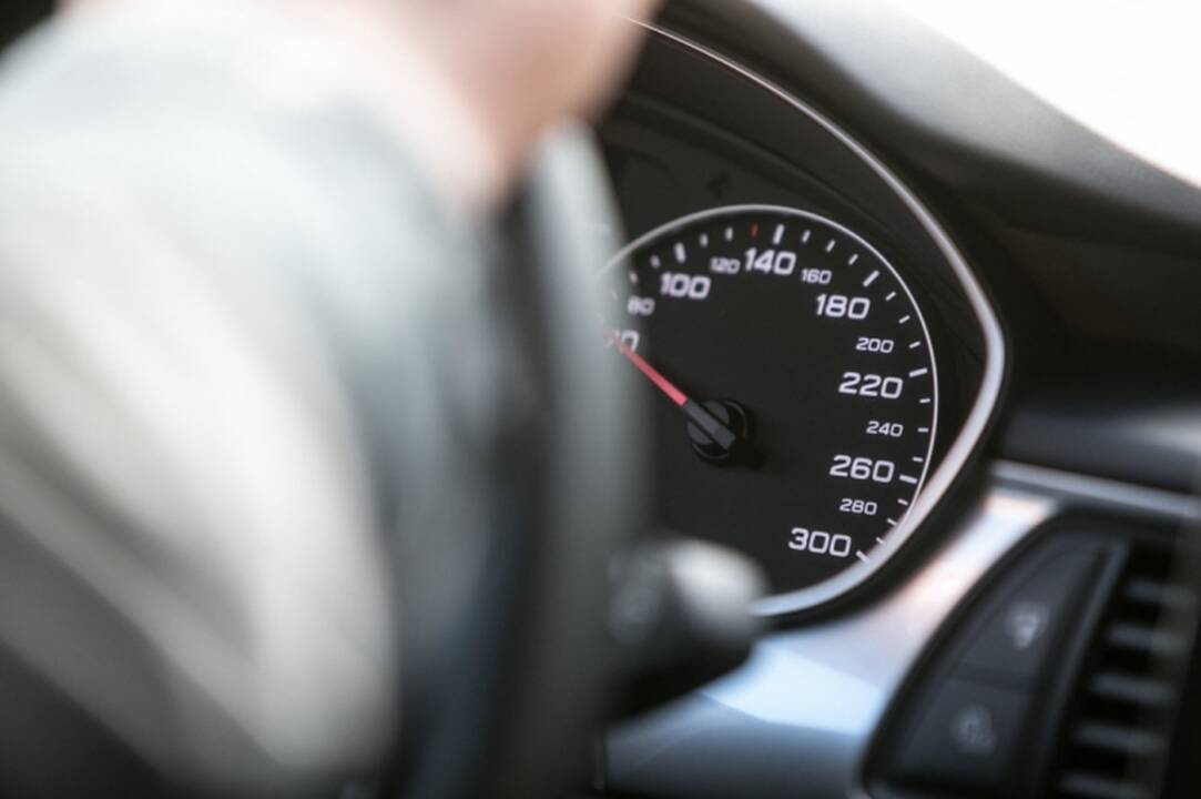 Raseinių rajone rastas sudegęs automobilis, įtariamas padegimas