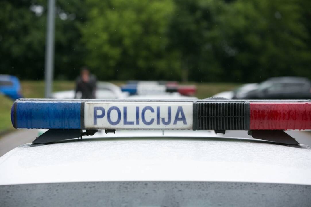 Vilniuje susidūrė trys automobiliai, vienas vairuotojas pabėgo
