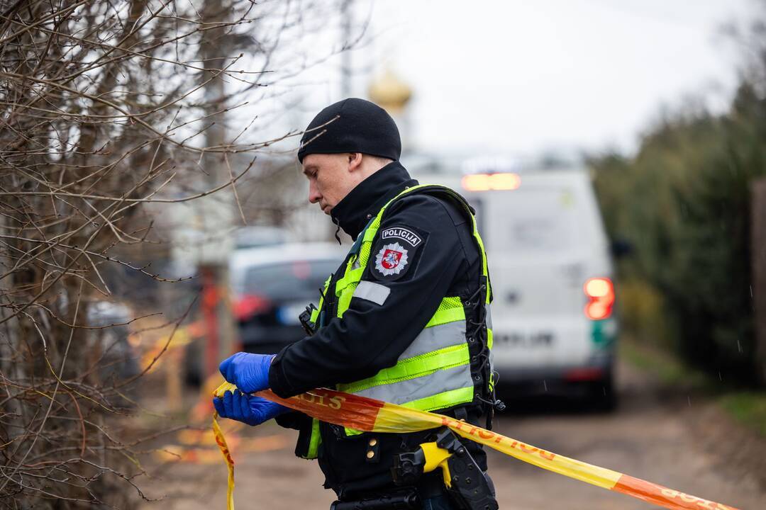 Krūmuose – irstantis jauno vyro kūnas