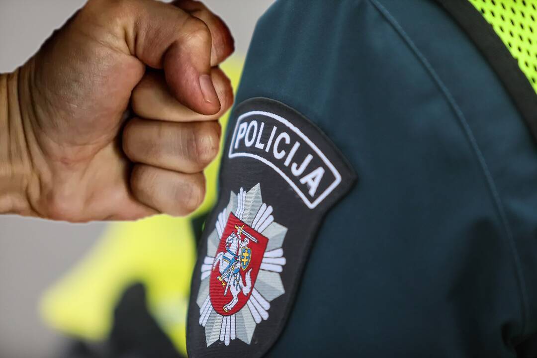 Agresyvus ligonis namuose užpuolė policijos pareigūnus