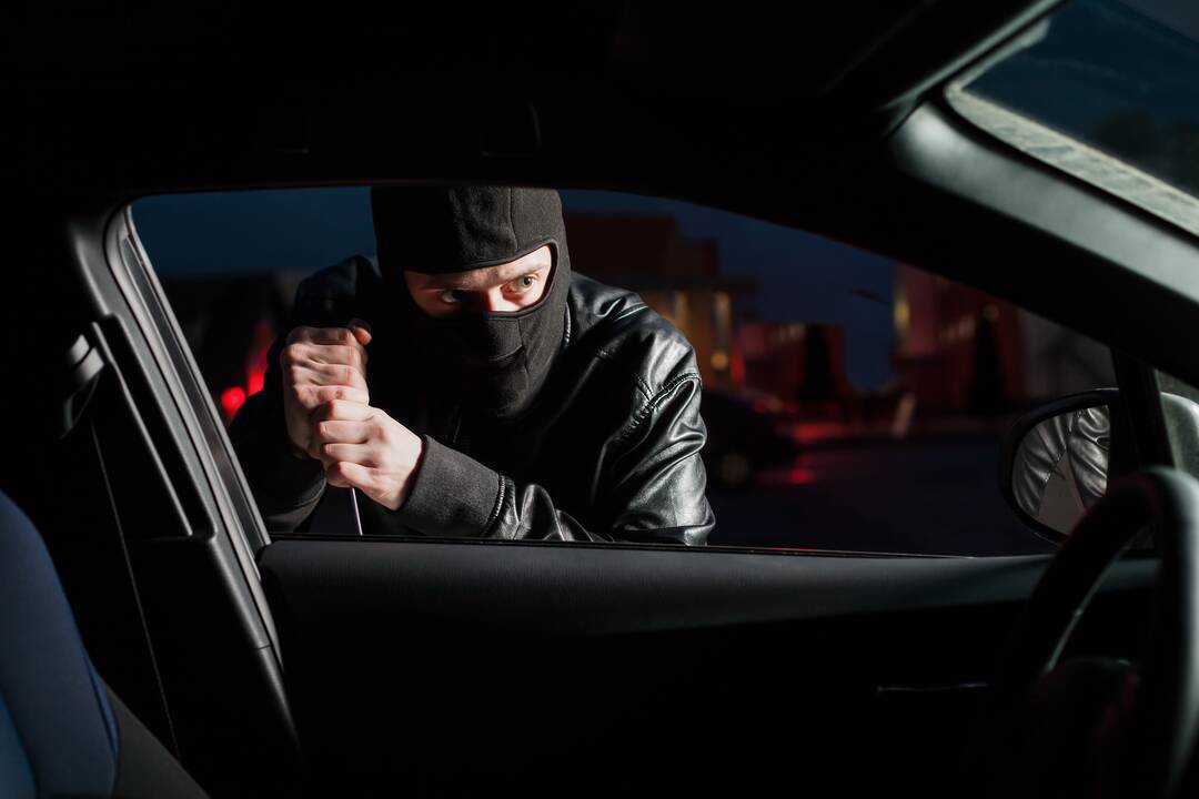 Kaune pavogtas automobilis rastas griovyje, sulaikyti du įtariamieji