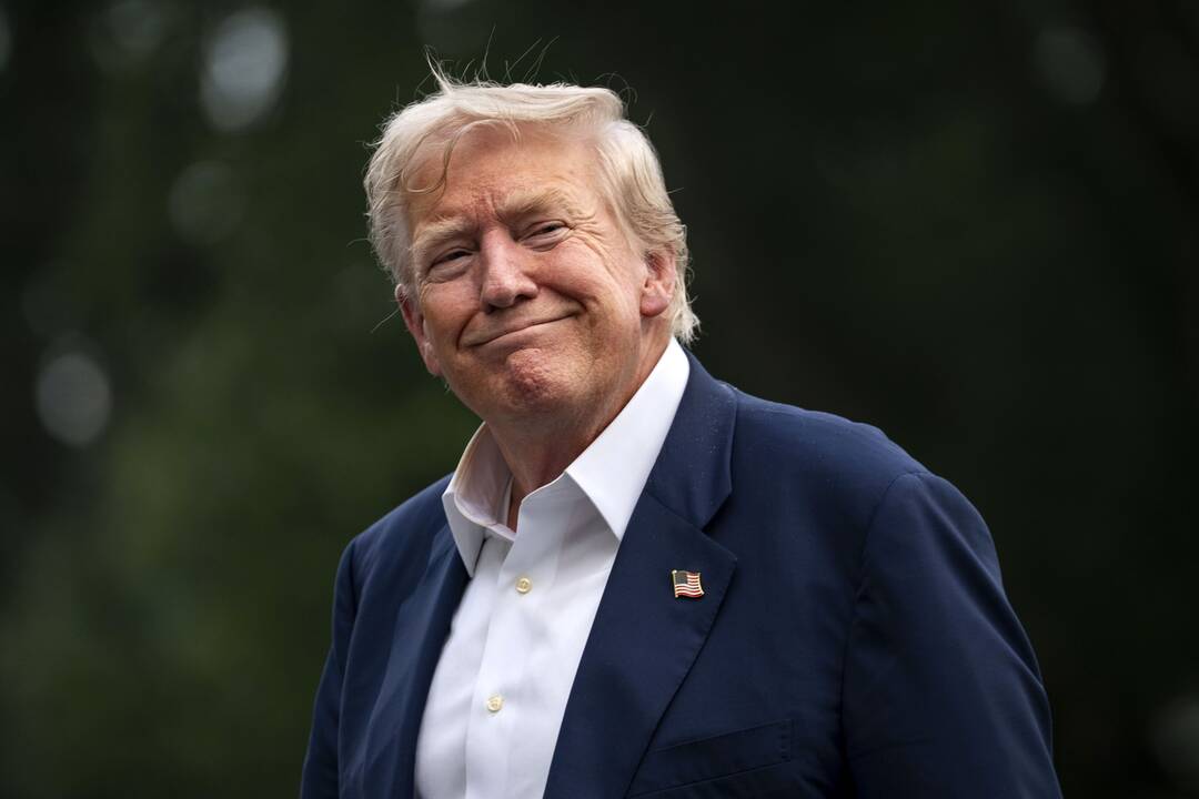 Trumpas skelbia apie 25 proc. muitus Indijos importui