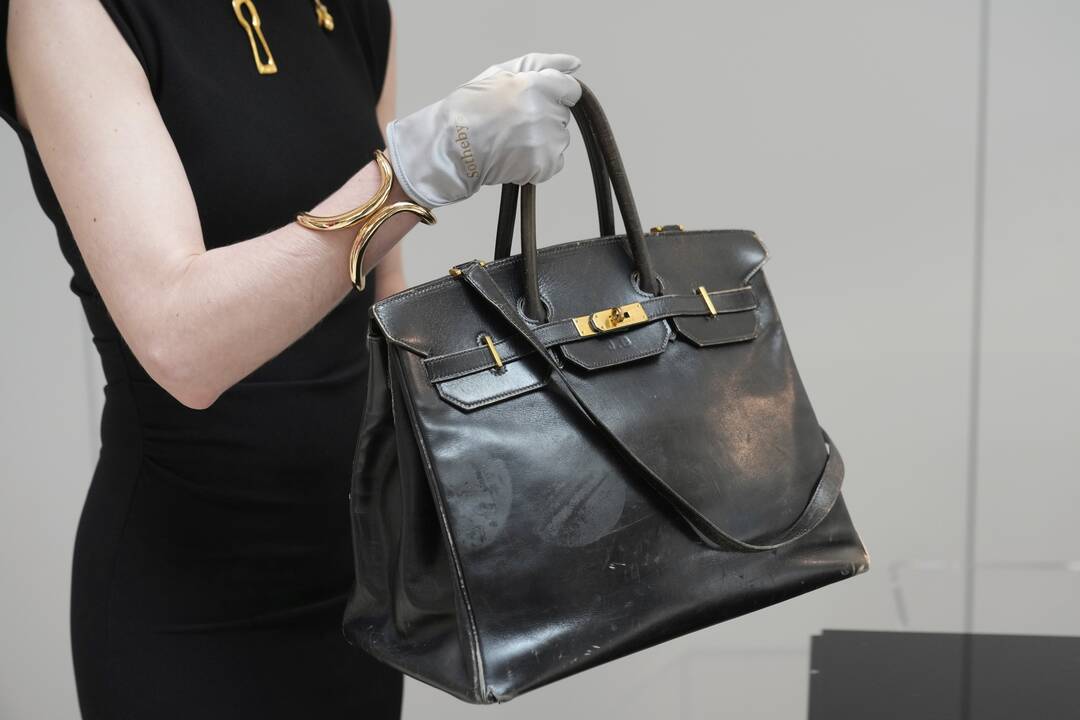 Rekordinė suma: už 8,58 mln. eurų parduota originali „Birkin“ rankinė