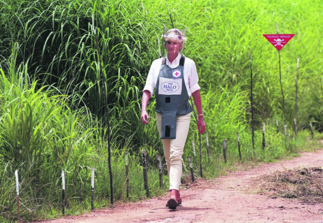 Parama: norėdama išreikšti savo palaikymą priešpėstinių minų draudimui, velionė Velso princesė Diana 1997 m. ėjo per minų lauką Angoloje.