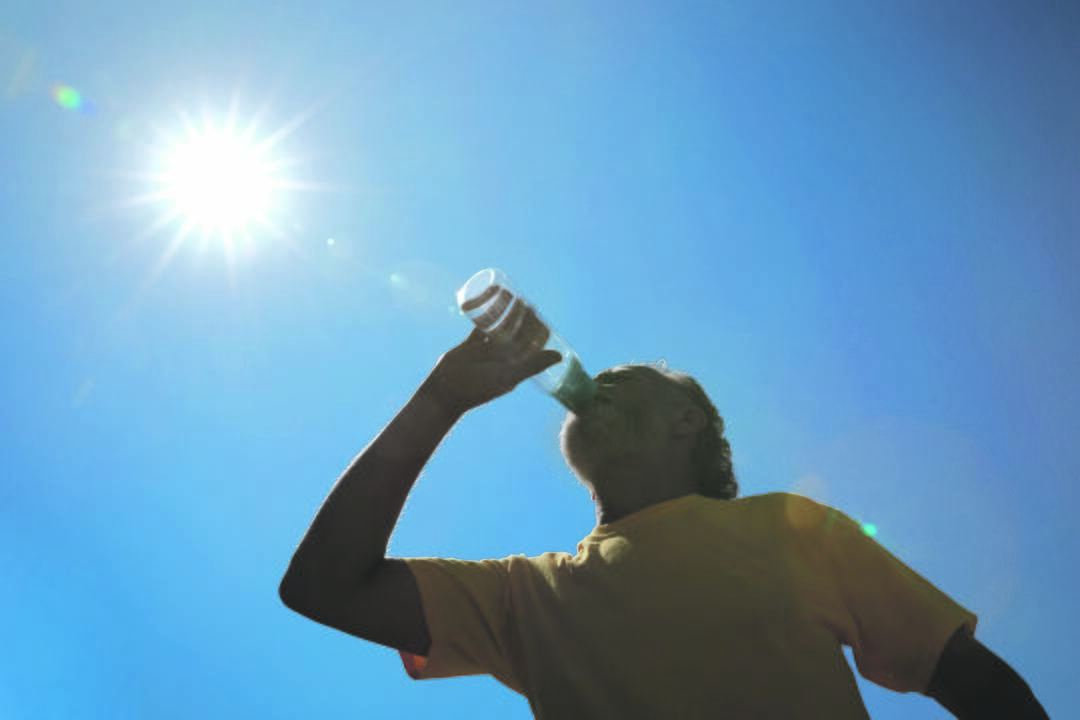 Pavojinga: perkaitimo metu kūnas nebesugeba tinkamai reguliuoti temperatūros, todėl ji ima sparčiai kilti, gavus saulės smūgį, pakyla galvos smegenų temperatūra ir sutrinka jų funkcija