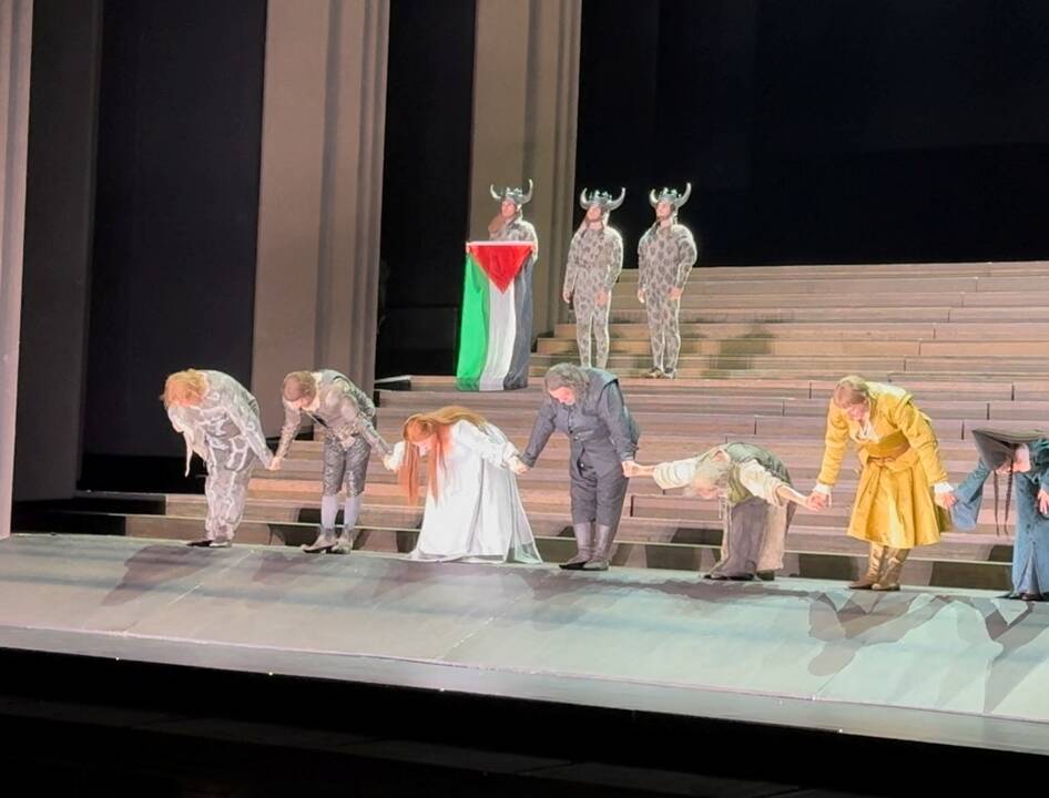 Londono operos teatras: palestiniečių vėliavą scenoje iškėlęs atlikėjas pasielgė visiškai nederamai