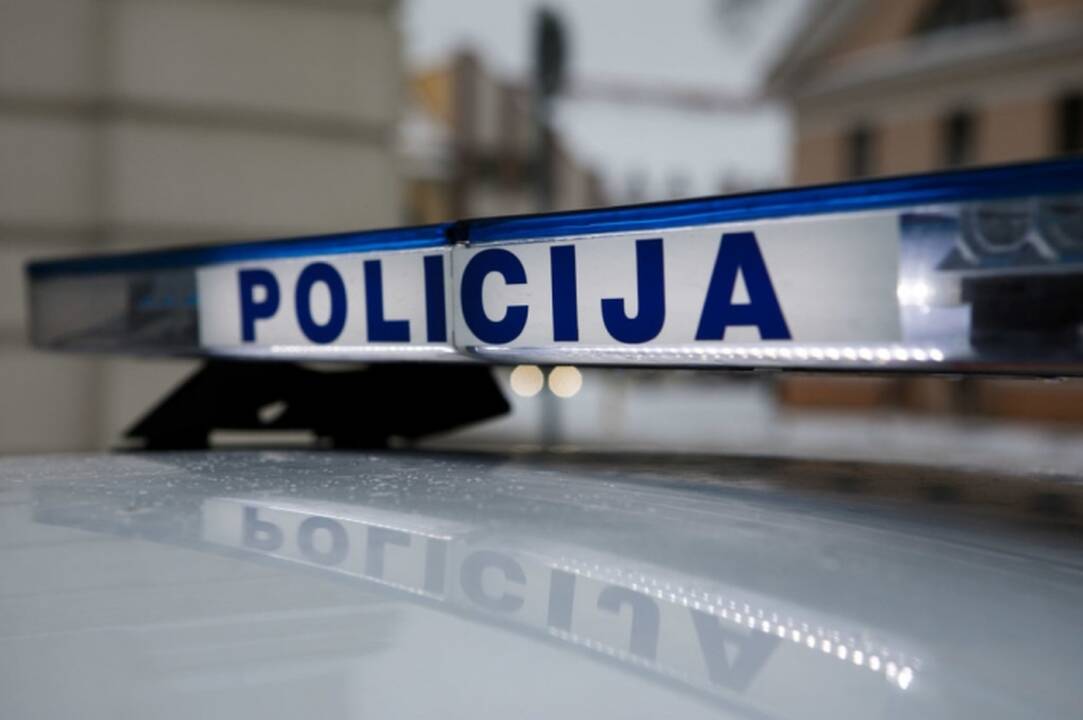 Zarasuose jaunuolis išdaužė policijos automobilio stiklus