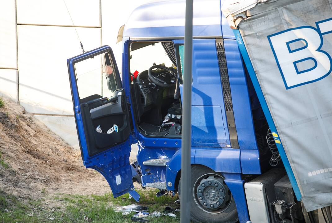 Kauno rajone nuo kelio nulėkė girto vyro vairuojamas vilkikas