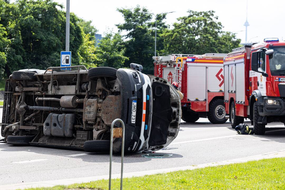 Nepraleidžiate specialiojo transporto su švyturėliais? Paaiškino, kas gresia 