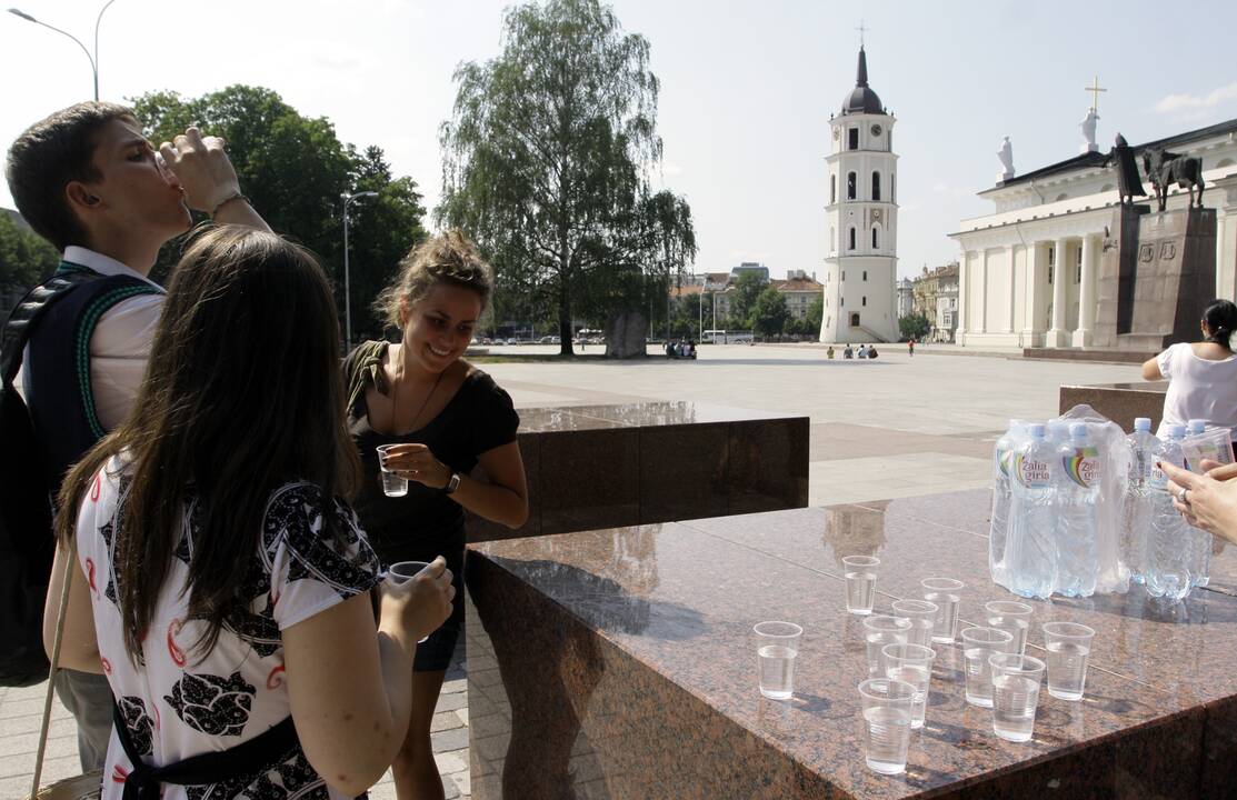 Tyrimas: rekomenduojamo vandens kiekio per dieną neišgeria nė dešimtadalis Lietuvos gyventojų
