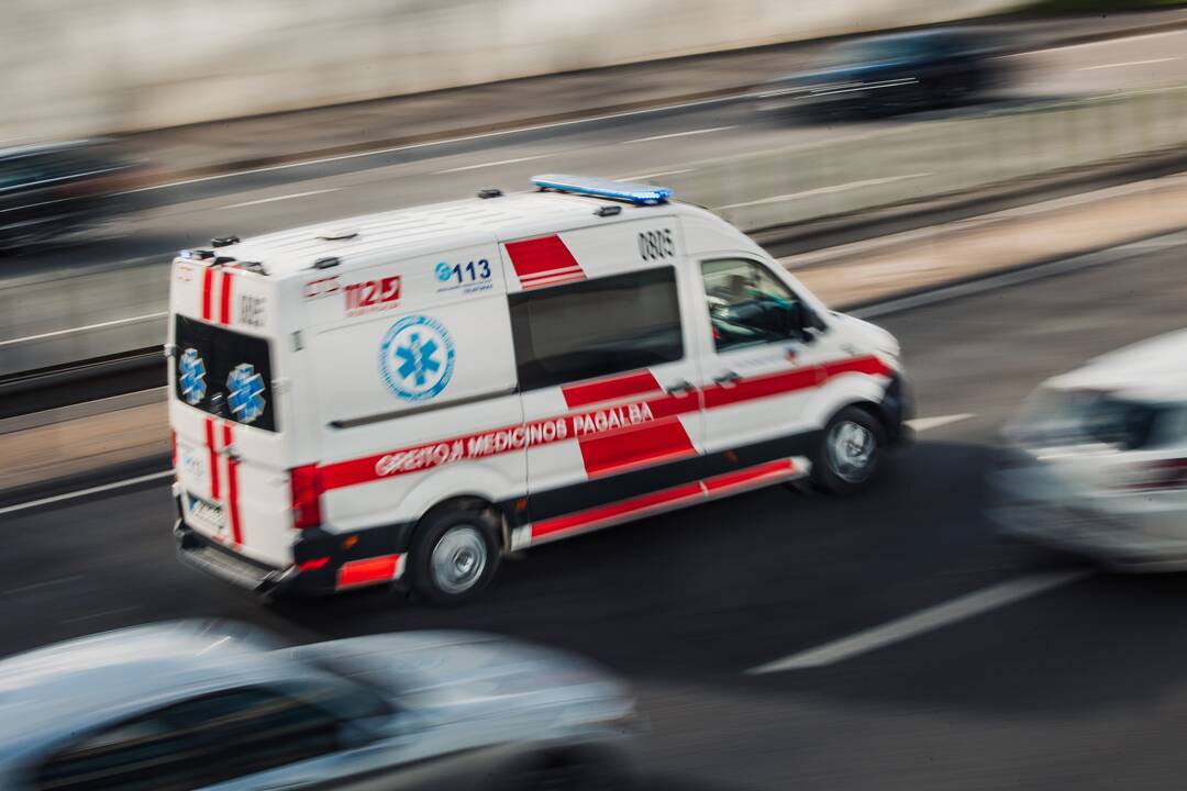 Prieš eismą išvažiavęs „Volkswagen“ rėžėsi į „Audi“: trims žmonėms prireikė medikų 