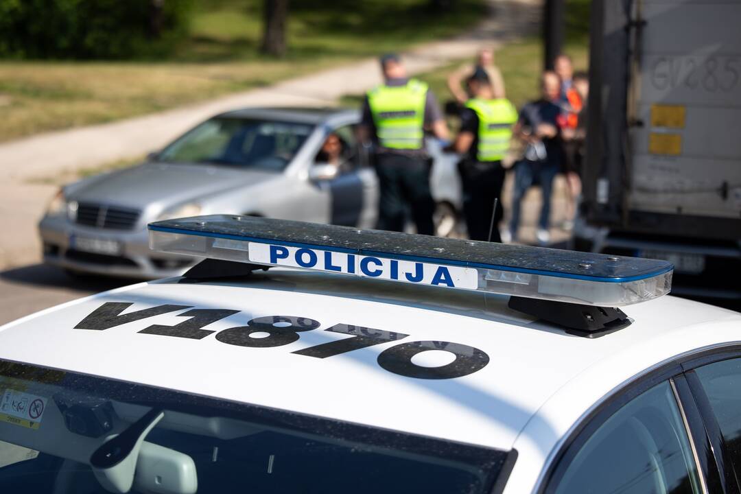 Sostinėje savaime riedėti pradėjęs automobilis sužalojo kelkraščiu ėjusią moterį
