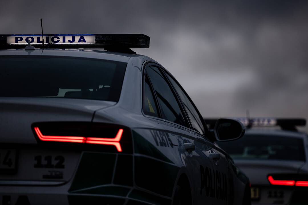 Neblaivus „Volvo“ vairuotojas įvažiavo į ežerą