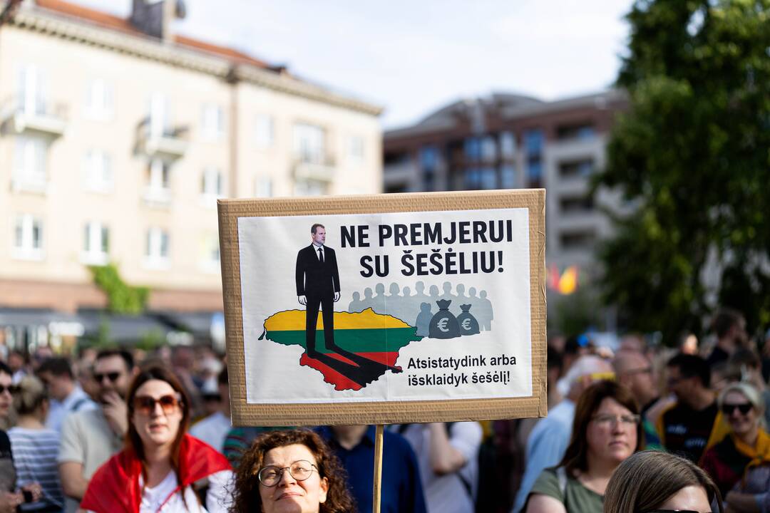 Protestuotojai klausia Palucko: už kokius pinigus įsigijo prašmatnų butą ir sukūrė verslus? 