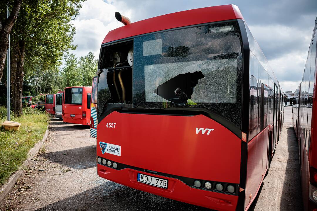 Vilniuje, kaip įtariama, apšaudyti 25 miesto autobusai