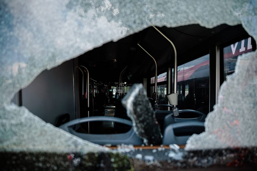 Vilniuje, kaip įtariama, apšaudyti 25 miesto autobusai