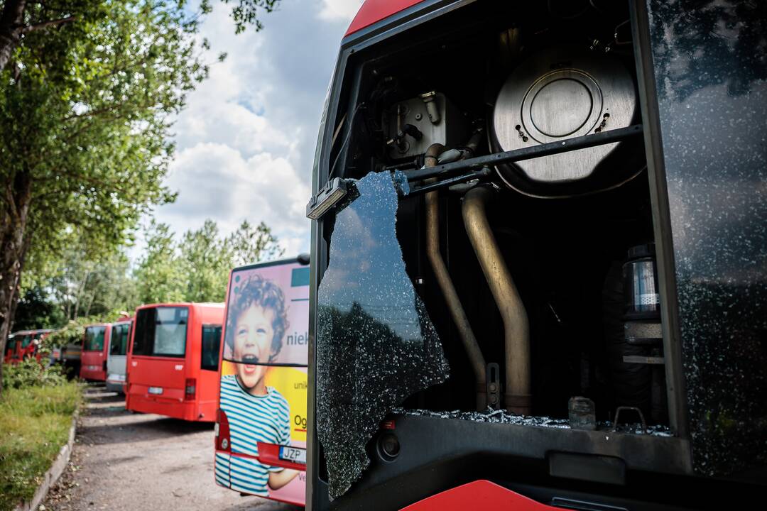 Vilniuje, kaip įtariama, apšaudyti 25 miesto autobusai