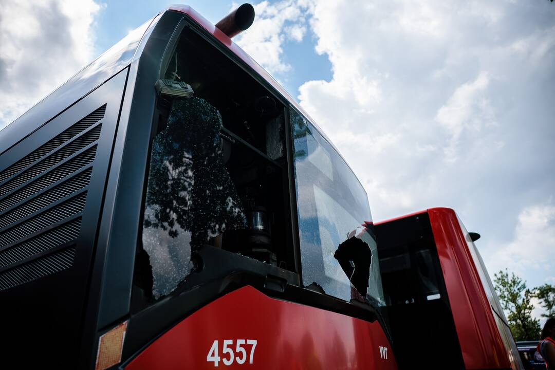 Vilniuje, kaip įtariama, apšaudyti 25 miesto autobusai