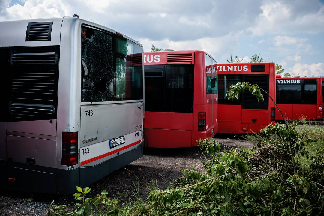 Vilniuje, kaip įtariama, apšaudyti 25 miesto autobusai