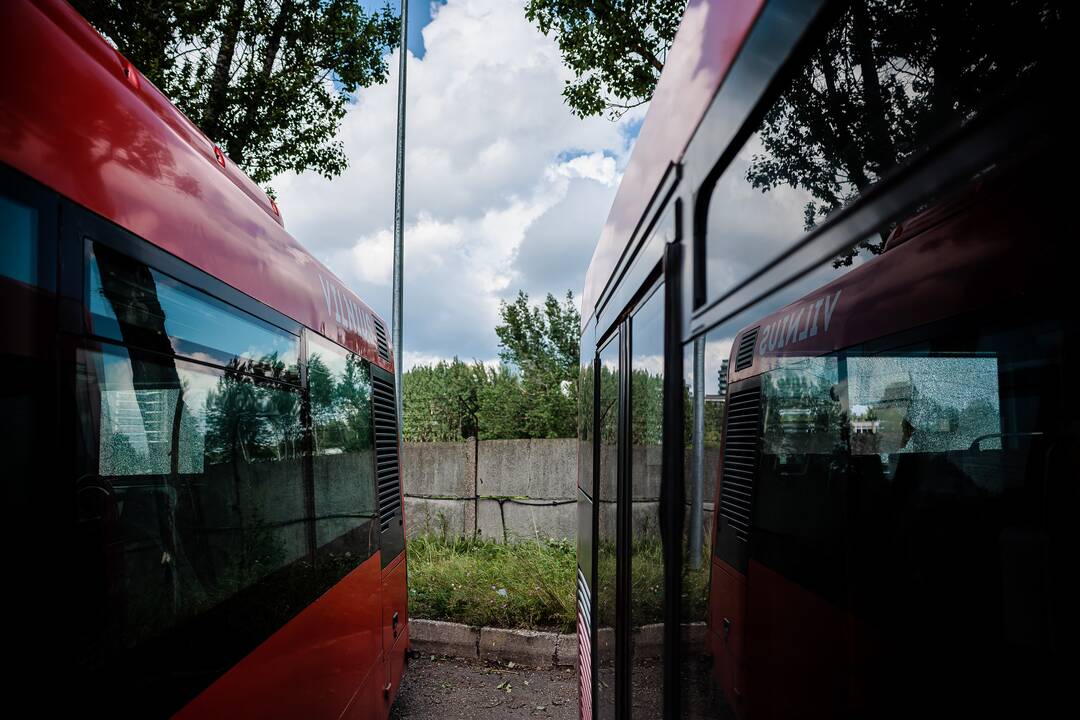 Vilniuje, kaip įtariama, apšaudyti 25 miesto autobusai