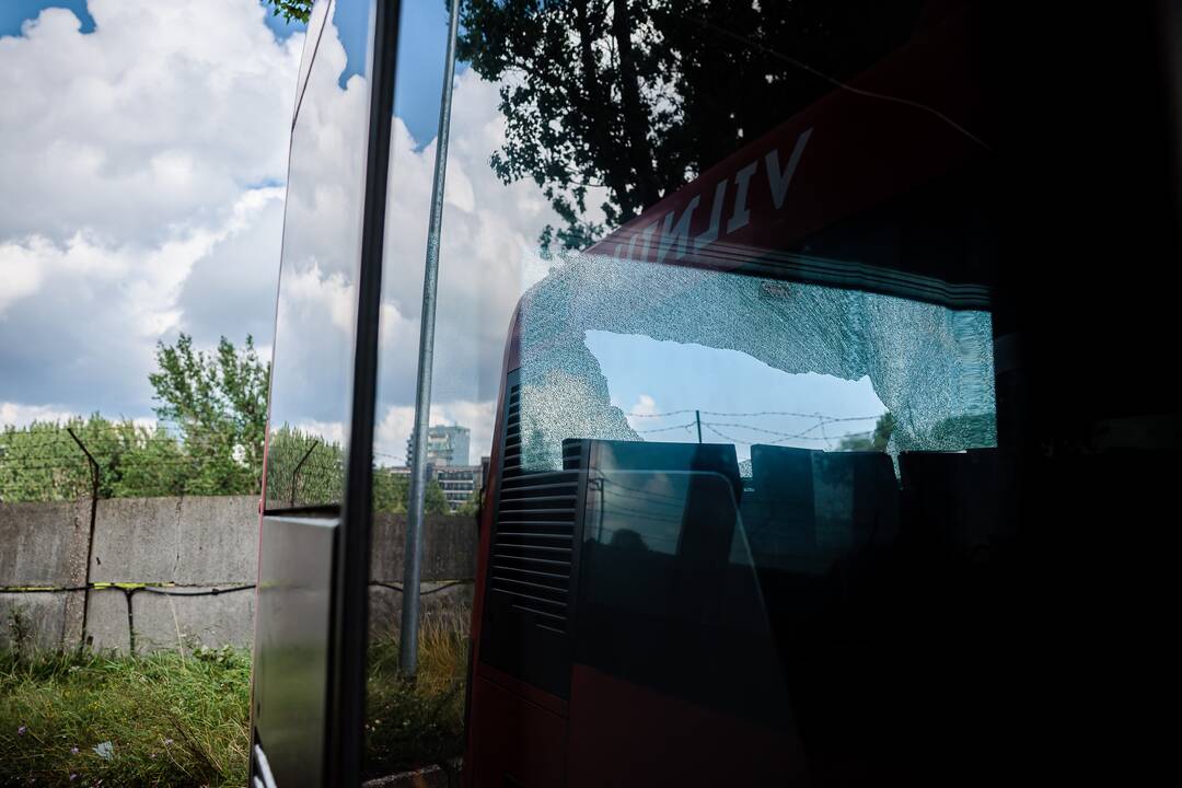 Vilniuje, kaip įtariama, apšaudyti 25 miesto autobusai