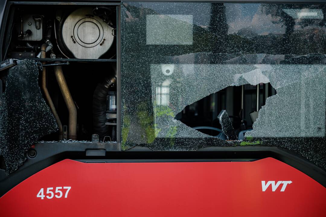 Vilniuje, kaip įtariama, apšaudyti 25 miesto autobusai